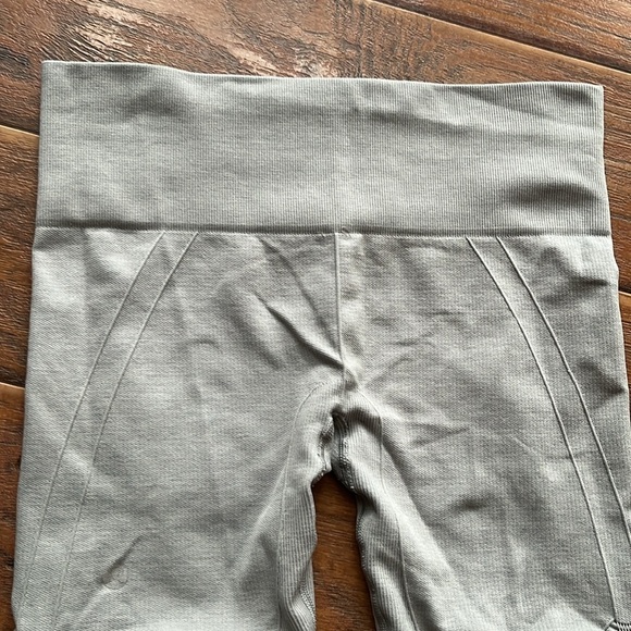 Lululemon The Flow Crop Ruched Capris - Size 6 - Picture 10 of 10